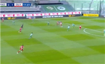 كوكا يصنع هدف لأولمبياكوس أمام باناثينايكوس