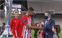 كوكا يرفض إرتداء ميدالية المركز الثاني