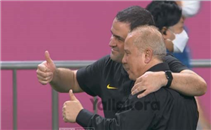 مصافحة بين شوقي غريب ومدرب البرازيل بعد المباراة