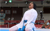 فرحة فريال بعد فوزها بذهبية الكاراتيه