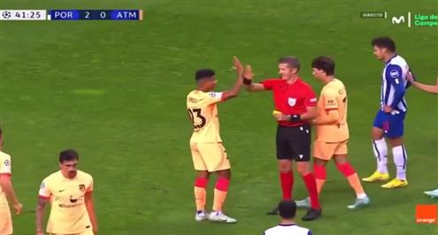 مصافحة خاصة بين رينيلدو لاعب أتلتيكو مدريد وحكم المباراة بعد إنذار