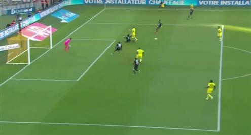 أسيست عالمي من مصطفى محمد أمام اجاكسيو