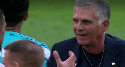 لاعبوا إيران يحملو كيروش على الأعناق بعد الفوز على ويلز