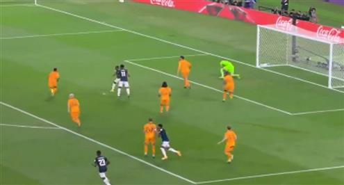 العارضة تحرم إكوادور من هدف أمام هولندا