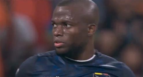 تسديدة قوية من فالنسيا لاعب إكوادور وتصدي حارس هولندا