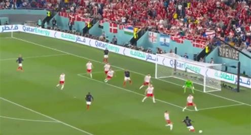 تسديدة قوية من كوندي لاعب فرنسا أمام الدنمارك