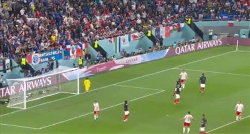 تسديدة لكورنيليوس لاعب الدنمارك أمام فرنسا