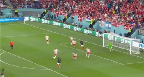 تسديدة خادعة من جريزمان يتصدى لها شمايكل حارس الدنمارك