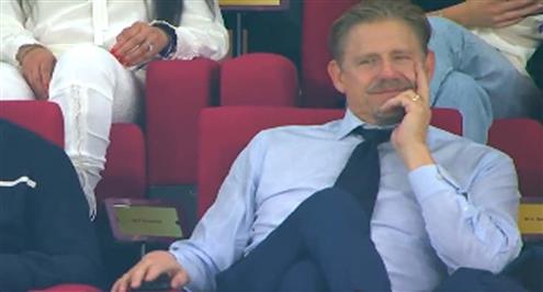 الأسطورة شمايكل يؤازر نجله من المدرجات أمام فرنسا