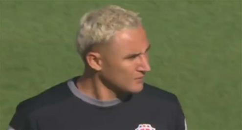 تسديدة هيديماسا موريتا لاعب اليابان وتصدي نافاس حارس كوستاريكا