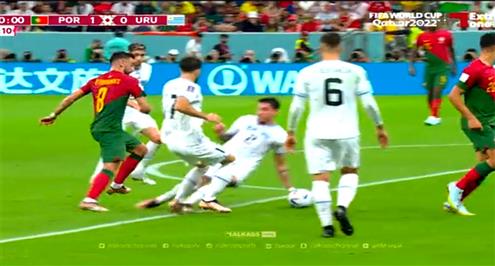 لحظة احتساب ركلة جزاء للبرتغال أمام أوروجواي