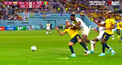 لقطة إحتساب ركلة جزاء لصالح منتخب السنغال أمام الإكوادور