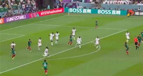 تسديدة لويس تشافيز لاعب المكسيك أمام السعودية