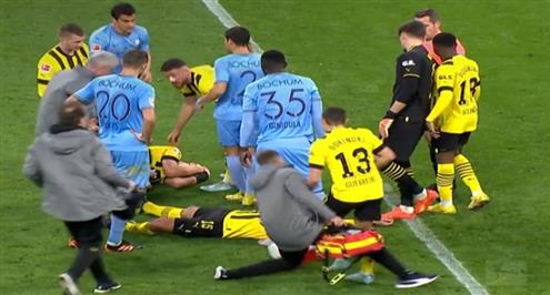 سقوط كوميدي لأحد أعضاء الجهاز الطبي في مباراة بروسيا دورتموند وبوخوم