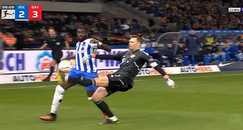 مهارة رائعة من نوير أمام هيرتا برلين