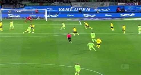 تسديدة خطيرة من عمر مرموش أمام بروسيا دورتموند 