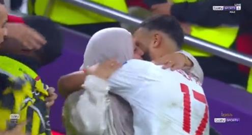 لقطة رائعة بين سفيان بوفال ووالدته بعد الفوز على كندا