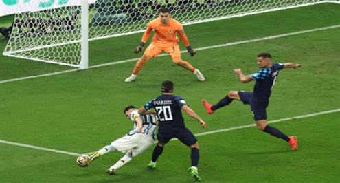 حارس كرواتيا يتصدى لتسديدة خطيرة من ميسي