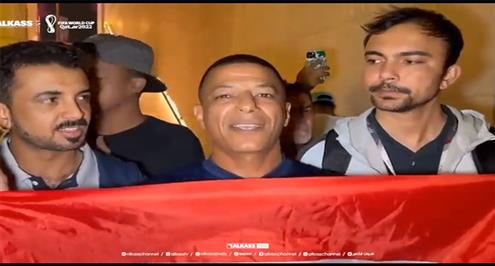 شبيه مبابي يشعل الأجواء بين الجماهير