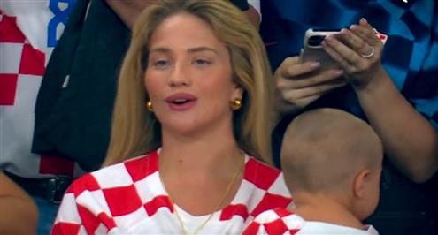 مشجعة تحتفل مع طفلها بفوز كرواتيا ببرونزية المونديال