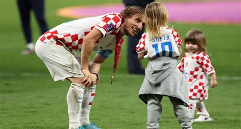 فرحة لاعبي كرواتيا مع أطفالهم بالفوز ببرونزية مونديال قطر 2022
