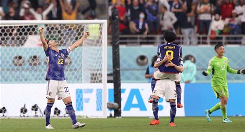 فرحة لاعبي وجماهير اليابان بعد التأهل إلى دور الـ16 في كأس العالم قطر 2022