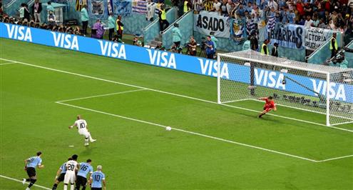 أندريه أيوا يهدر ركلة جزاء أمام أوروجواي