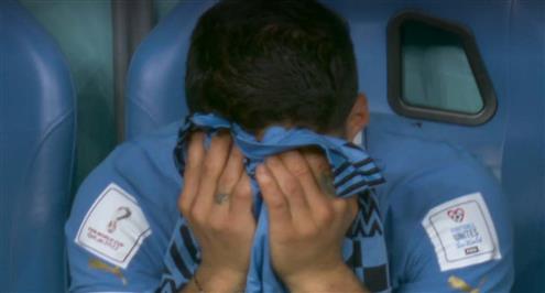 انهيار سواريز ومشادة لاعبي أورجواي مع حكم اللقاء