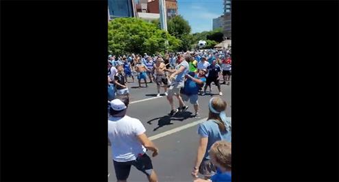 مهارة عدم سقوط الكرة في احتفالات جماهير الأرجنتين