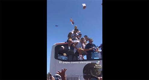 بابو جوميز يلقي أموال على جماهير منتخب الأرجنتين