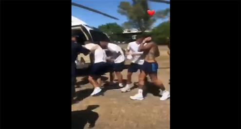 لحظة ركوب لاعبي منتخب الأرجنتين الطئرة الهليكوبتر 