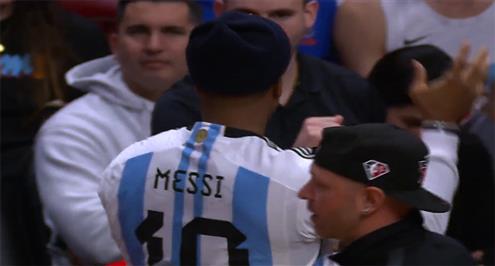 قميص ميسي يظهر في مباراة لكرة السلة الأميركية