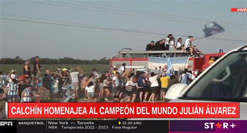 جوليان ألفاريز يحتفل على سيارة مطافي في مدينة كالشن مسقط رأسه