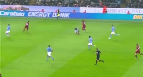 مهارة محمد صلاح تتسبب في سقوط ناثان أكي مدافع مانشستر سيتي