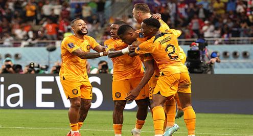 احتفال لاعبي منتخب هولندا بعد التأهل لربع نهائي كأس العالم