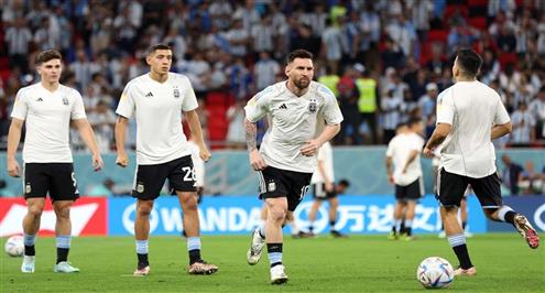 تحية كبيرة من الجماهير للاعبي الأرجنتين أثناء الإحماء قبل مباراة إستراليا