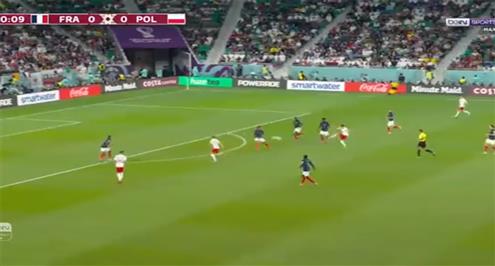 تسديدة خطيرة من ليفاندوفسكي أمام فرنسا