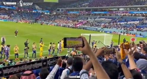 تحية الجمهور الياباني للاعبي المنتخب بعد الخروج من دور الـ 16 بكأس العالم 