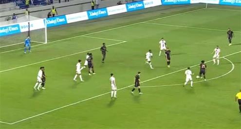 القائم يتصدى لتسديدة النني في مباراة أرسنال وليون الودية