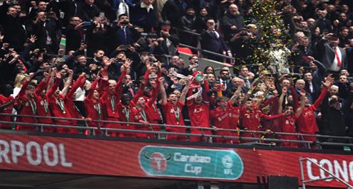 تتويج ليفربول بكأس كاراباو وصلاح يرفع الكأس