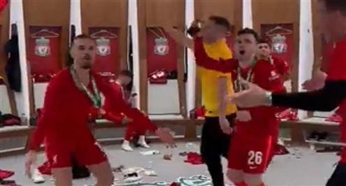 فرحة لاعبي ليفربول في غرف خلع الملابس