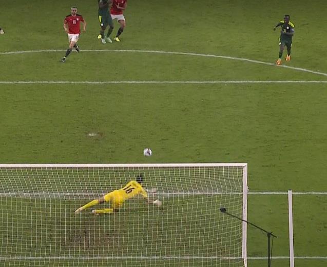 أبو جبل يتصدي ببراعة لتسديدة صاروخية أمام السنغال 