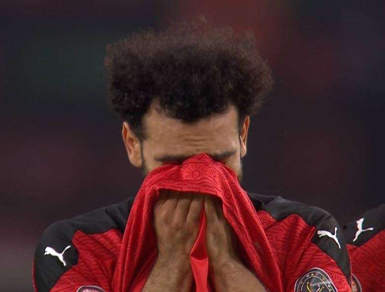 بكاء صلاح وابو جبل بعد الخسارة أمام السنغال