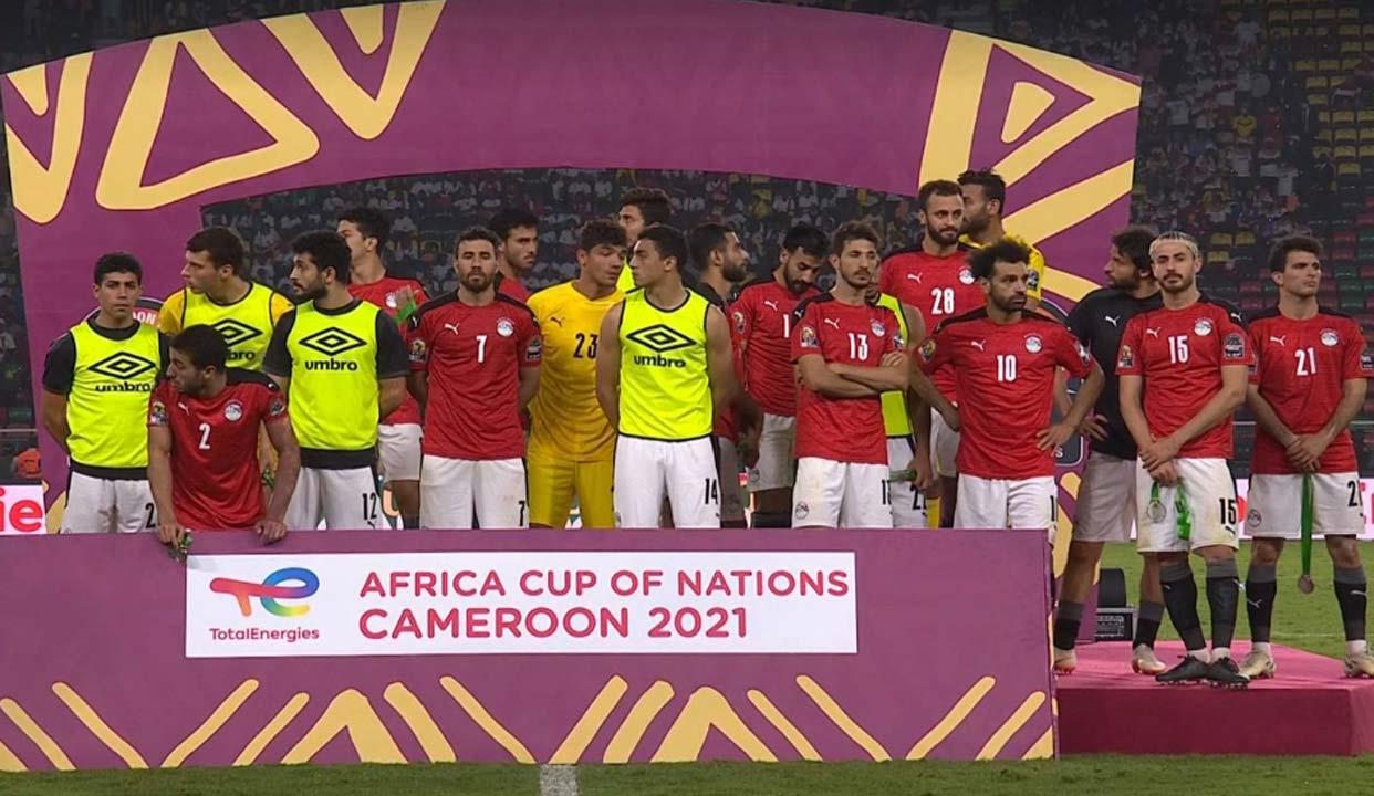 حزن لاعبي مصر اثناء إستلام الميدالية الفضية