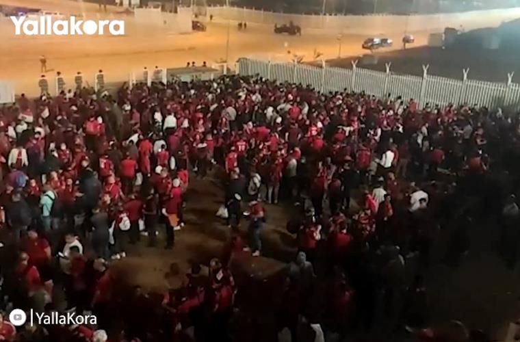 جماهير منتخب مصر عالقة أمام بوابات ملعب أوليمبي