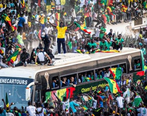 احتفالات الجماهير مع منتخب السنغال بالتتويج بكأس أ