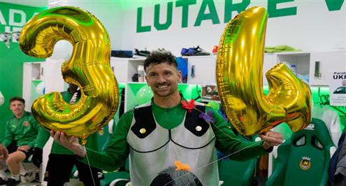 نادي ريو افي البرتغالي يحتفل بعيد ميلاد لاعبه اوكر