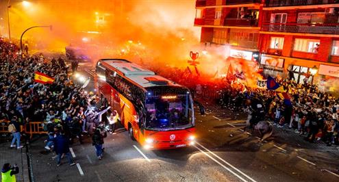 استقبال اسطوري من الجماهير لحافلة فالنسيا 