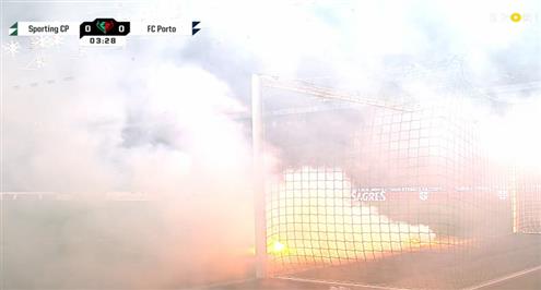 شغب الجماهير يتسبب في إيقاف لقاء سبورتينج وبورتو