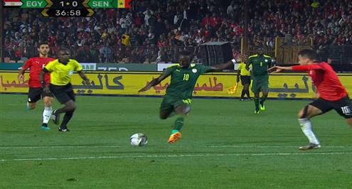 تسديدة قوية من ماني أمام منتخب مصر